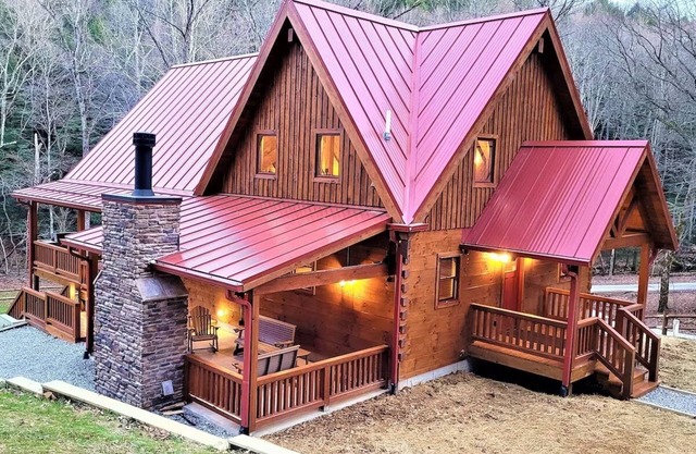 Perfect Location - High Quality Custom Log Cabin - Luxurious Amenities