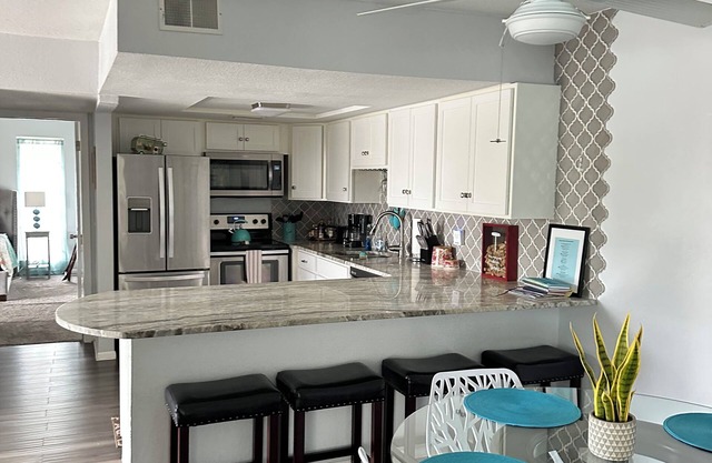 Perfect location, Large 850sf, sleeps 4, steps to beach