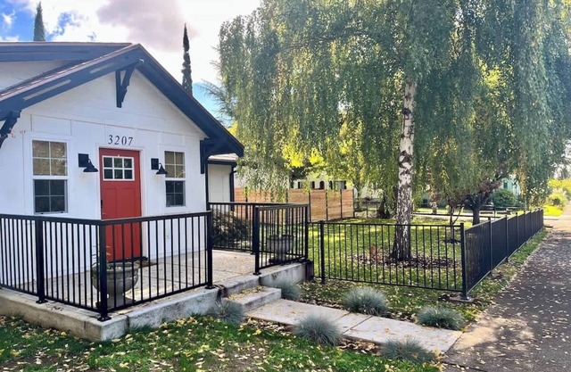 Perfect Location | Walking to Dining & Shops