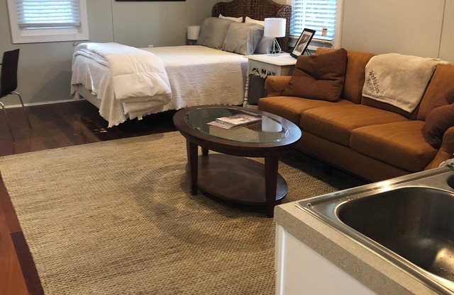 Perfect studio for travel or work! 5 minutes to the beach!