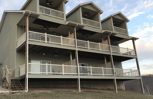 Perfect Weekend Getaway! Condo With Great River Views! Pool!