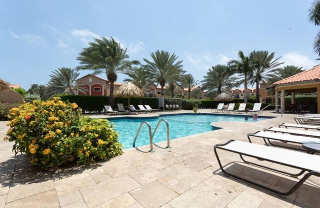 Perfectly Located Townhouse: Minutes to Beaches!.
