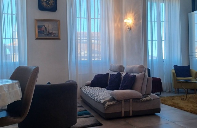 Perle D'azur: Appartement de 56 m2, Charme Avec Plafonds Majestueux, à Grasse"
