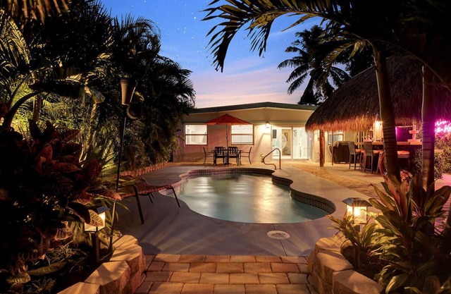 *Personal Private Resort* W/Kayaks, Bikes, Pool, Hot Tub, Volleyball & Tiki Bar