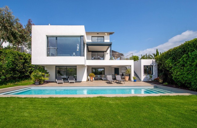 PERSPECTIVE - Superb villa with sea view and pool - BARNES