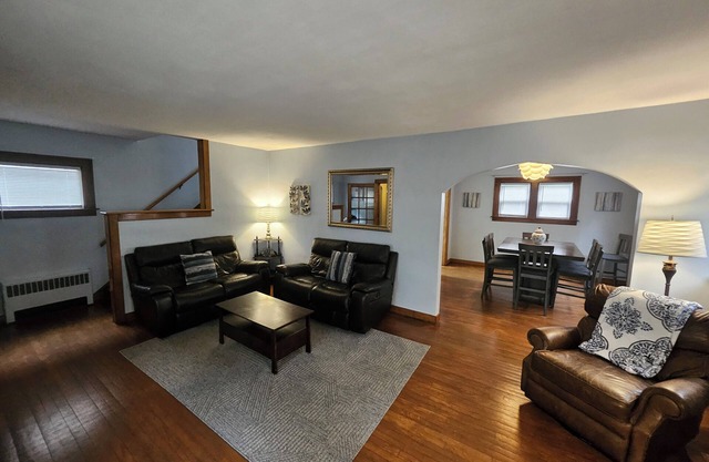 Pet & family friendly 3 bed/1.5 bath-MSU 10 min away! Long term renters welcome!