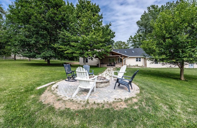 Pet/Family Friendly Farmhouse: Sleeps 10, Firepit, 1 Hour from CHI