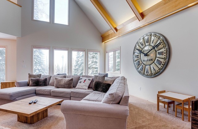 Pet friendly chalet right on the ski way, steps from tube town pet friendly too!
