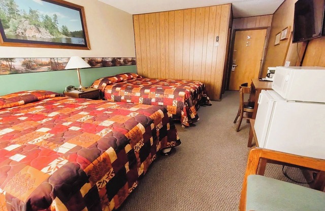 Pet-Friendly Spot Close to Canoeing Destinations on Rainy River