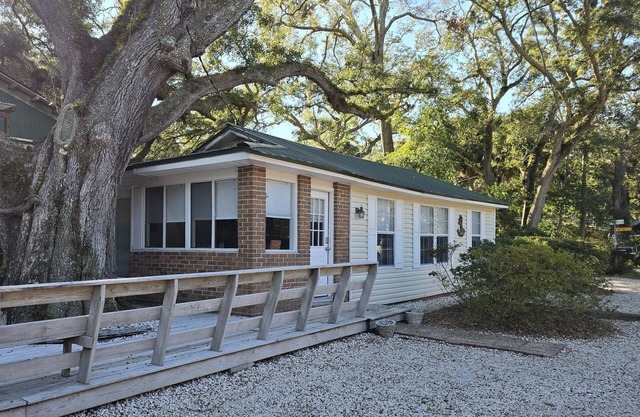 Pet Friendly Cottage Near Beach & Pier Village