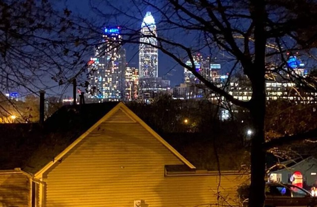 Pet friendly 1 bedroom unit walkable to Uptown!