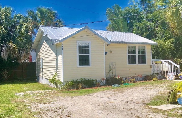 Pet Friendly 2 Minute Walk to the Beach. March 28th-April 1st $150 per night