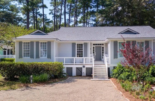Pet-Friendly 3BR Cottage with Golf Cart