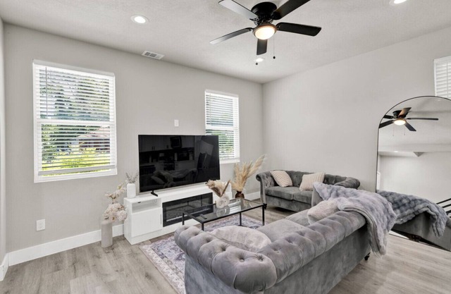 Pet-Friendly 3BR/3BA 15 Min to Airport