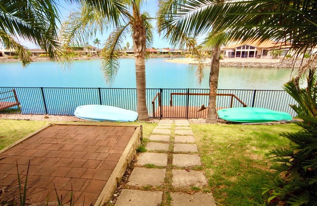 Pet-Friendly 4-Bedroom Lakeside Getaway with BBQ, Private Jetty & Stunning Views