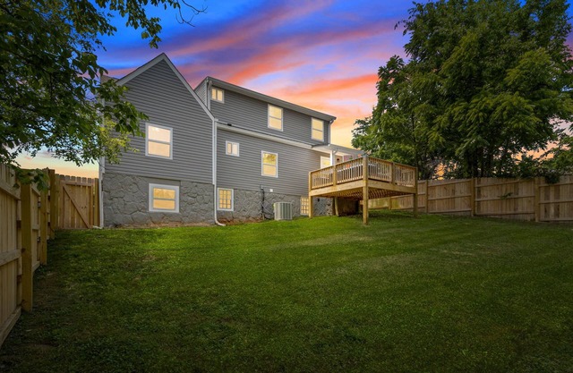 Pet Friendly/4 BR/2 Game Rooms w/Pool Table & Xbox, 10 Min to Downtown, Sleeps 8