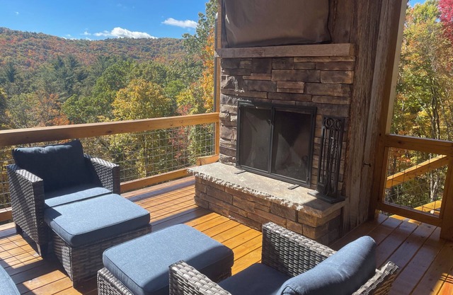 Pet friendly Amazing mountain paradise. Hot tub, fireplace, gym, game room !