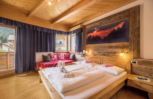 Pet-friendly Apartment "Villa Anita Pares" with Mountain View, Sauna, Wi-Fi, Terrace & Balcony
