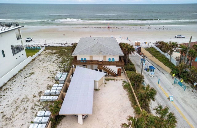 Pet Friendly & Beachfront Angel Inn the Sand - Gecko Unit Downstairs South
