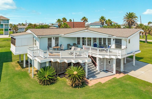 Pet Friendly Beachside Home w/Screened-in Deck, Open Deck & Beach Gear