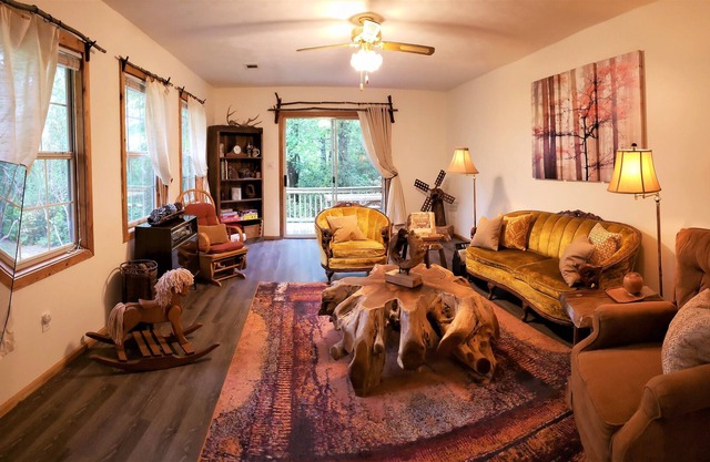 Pet Friendly Cabin & Camp Retreat Nestled on a Private Mountain Ridge- Helen, GA