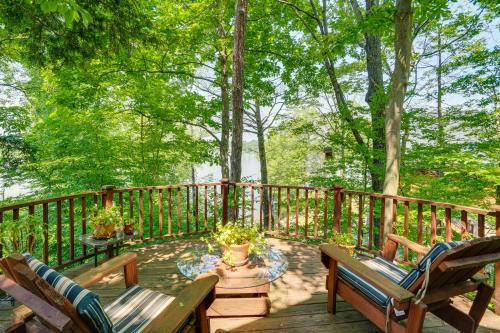 Pet-Friendly Cabin Overlooking Sleepy Hollow Lake