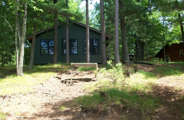 Pet-Friendly Cabin With Air-Conditioning & Fireplace