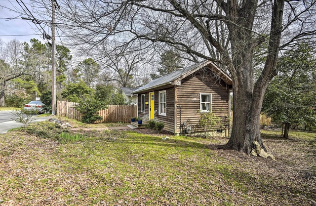 Pet-Friendly Carrboro Cottage < 1 Mi to Carr Mall