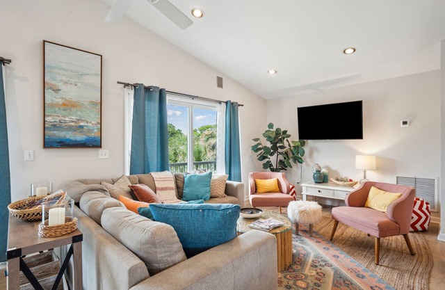 Pet-Friendly, Close to beach access & town, Large - 2100 sq ft! Afternoon Delight!