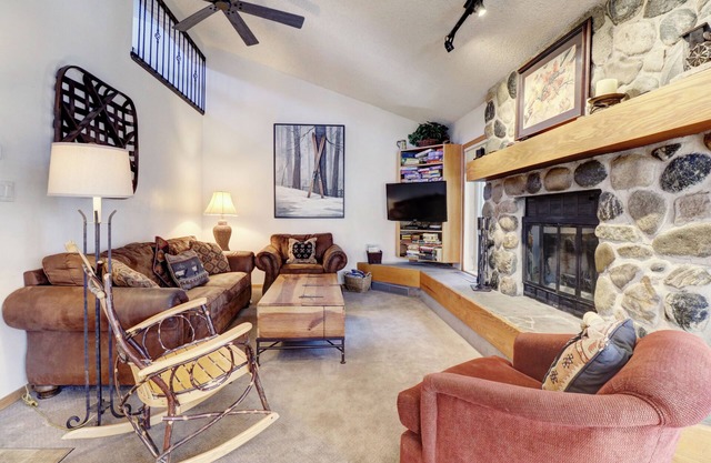 Pet-Friendly Condo, New Furniture, King Bed, Hot Tubs, Pools, Fireplace - CC301