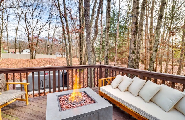 Pet-Friendly Cottage in the Poconos w/Hot Tub!