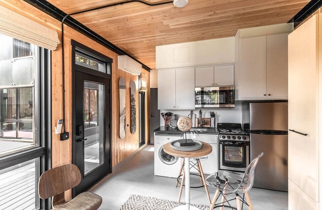 Pet-friendly, Cozy Tiny Home with Self Check-In and Wifi!