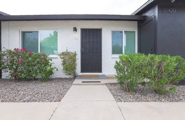 Pet Friendly Cozy Villa w/Private Backyardnn