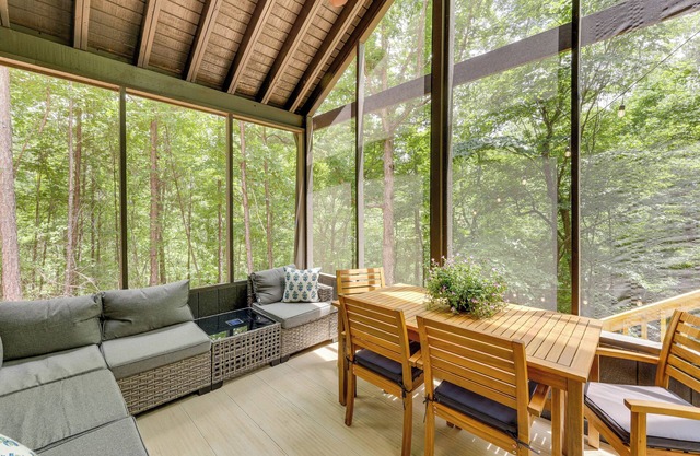 Pet-Friendly Dadeville Cabin w/Hot Tub & Porch