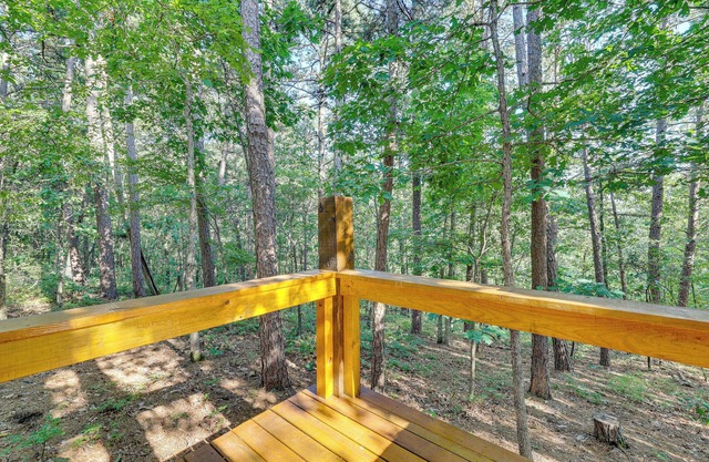 Pet-friendly Eureka Springs Rental w/Private Deck