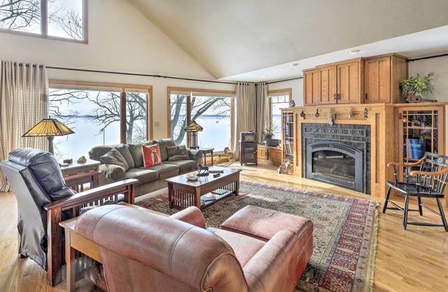Pet-Friendly Family Home Situated on Green Lake!