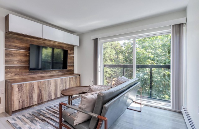 Pet Friendly Furnished 2 Bedroom@ 1168 Pendrell