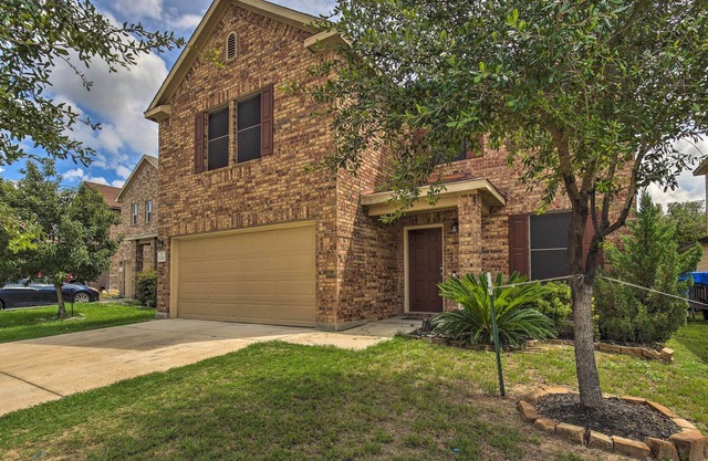 Pet-Friendly Getaway w/ Yard ~ 4 Mi to Seaworld!