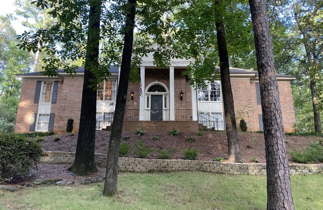 Pet Friendly Home Minutes from UA with Large Fenced Backyard and Movie Theatre