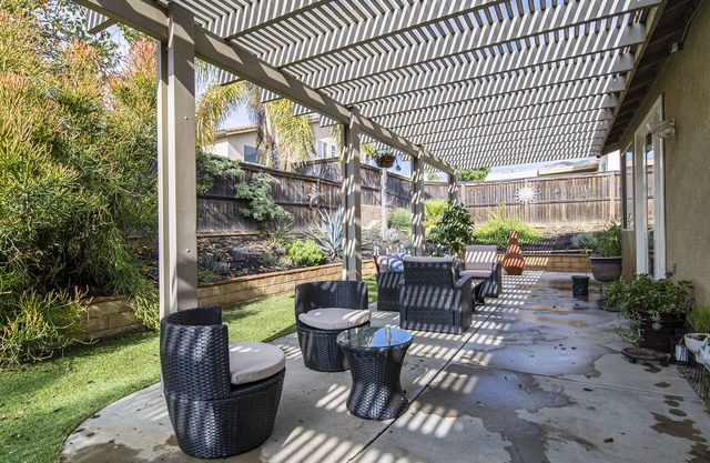 Pet-friendly home w/WFH set ups, 5 Smart TVs, perfect for month-month stays!