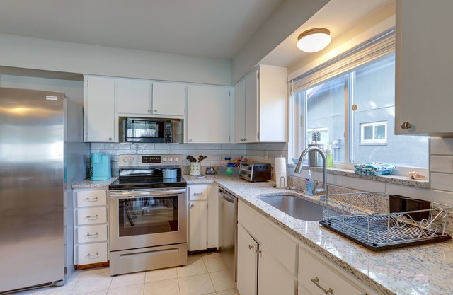 Pet-friendly Home w/Pool in Palm Harbor!
