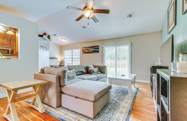 Pet-Friendly Home w/Yard - 8 Mi to Perdido Keys!