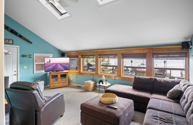 Pet-Friendly Lakefront Home in a Quiet Cove w/Netflix, Outdoor Seating, Boat Slip