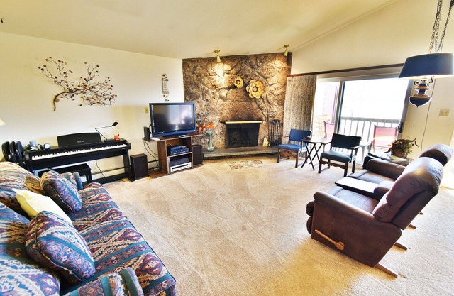 Pet Friendly! Lakefront, Top Floor, Deck. Walk to Park, Concerts, Marina