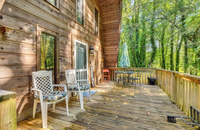 Pet-Friendly Lavonia Cabin, Walk to Lake Hartwell!