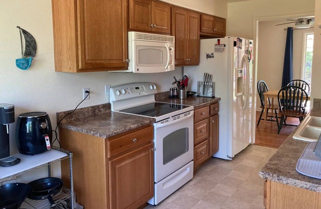 Pet friendly, lots of light in 3 bedroom w/ fenced yard