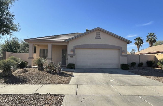 Pet Friendly-Modern 3 bedroom home with large pool & backyard