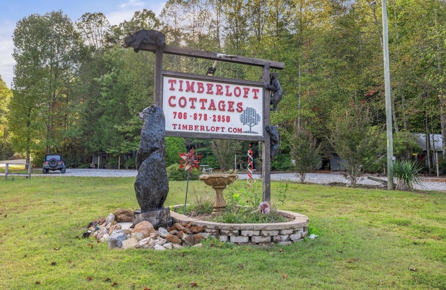 Pet friendly only 4 miles from Beautiful Downtown Helen!