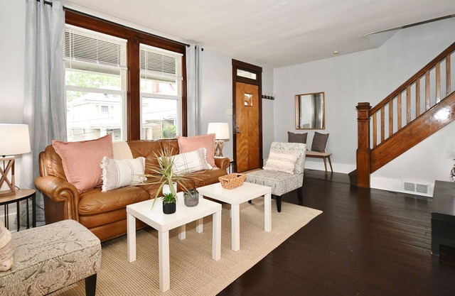 Pet Friendly Quiet Bungalow Minutes to Southside and the Trolly to the Stadiums