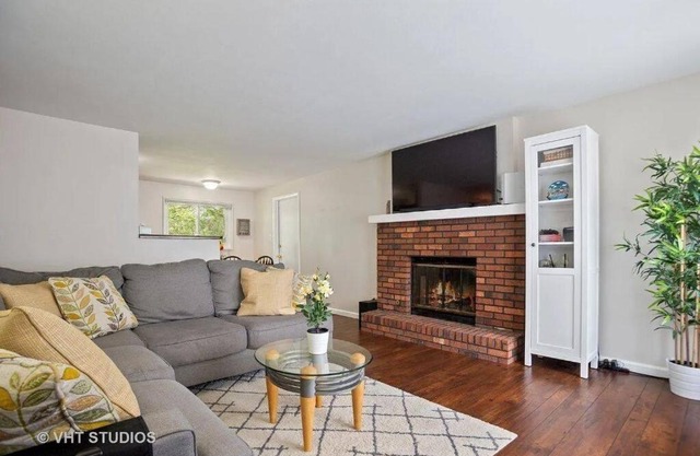 Pet Friendly Ranch Home 30 mins from O'Hare